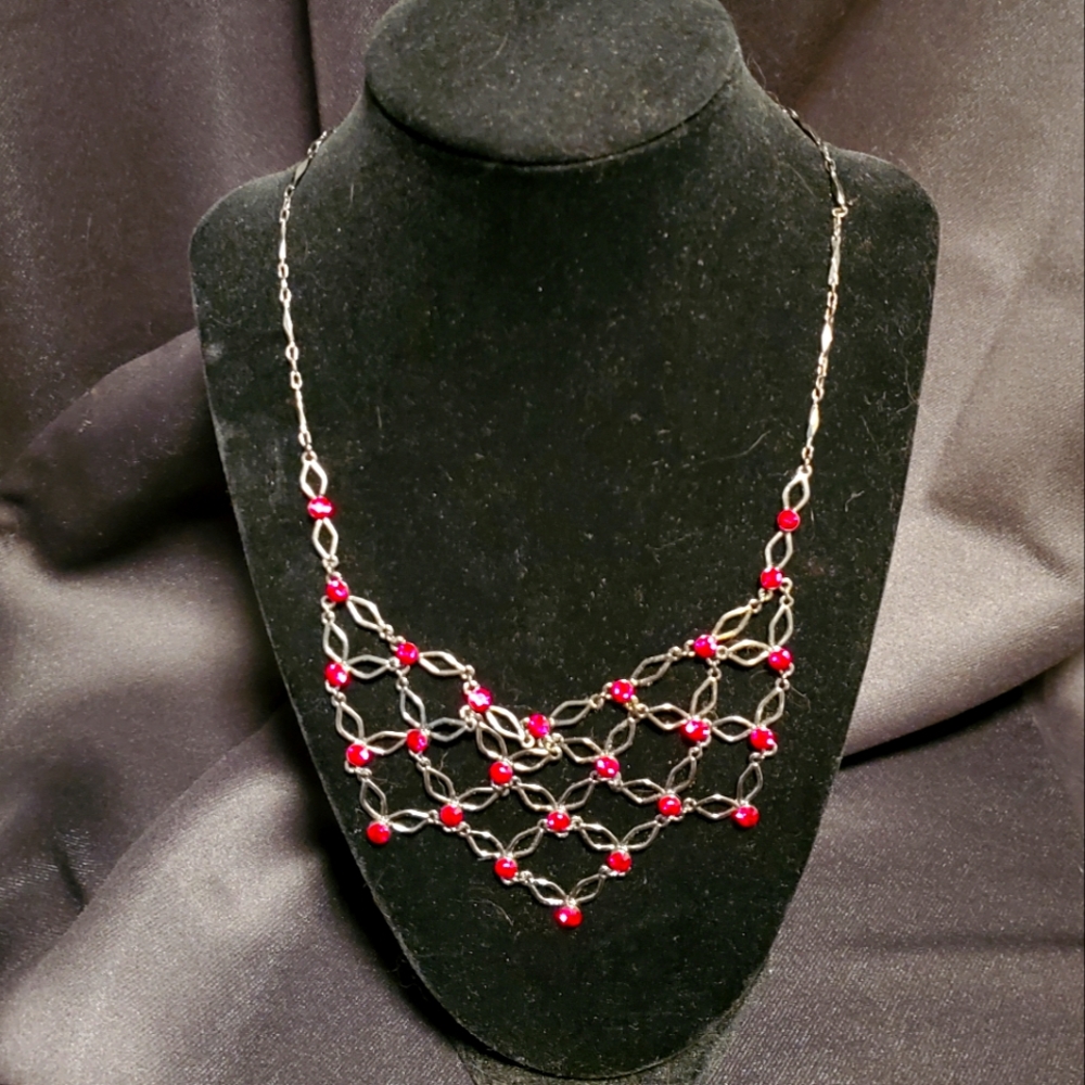 SEE DE P O P TO PURCHASE 90s bib necklace. Gunmetal gray with red vintage